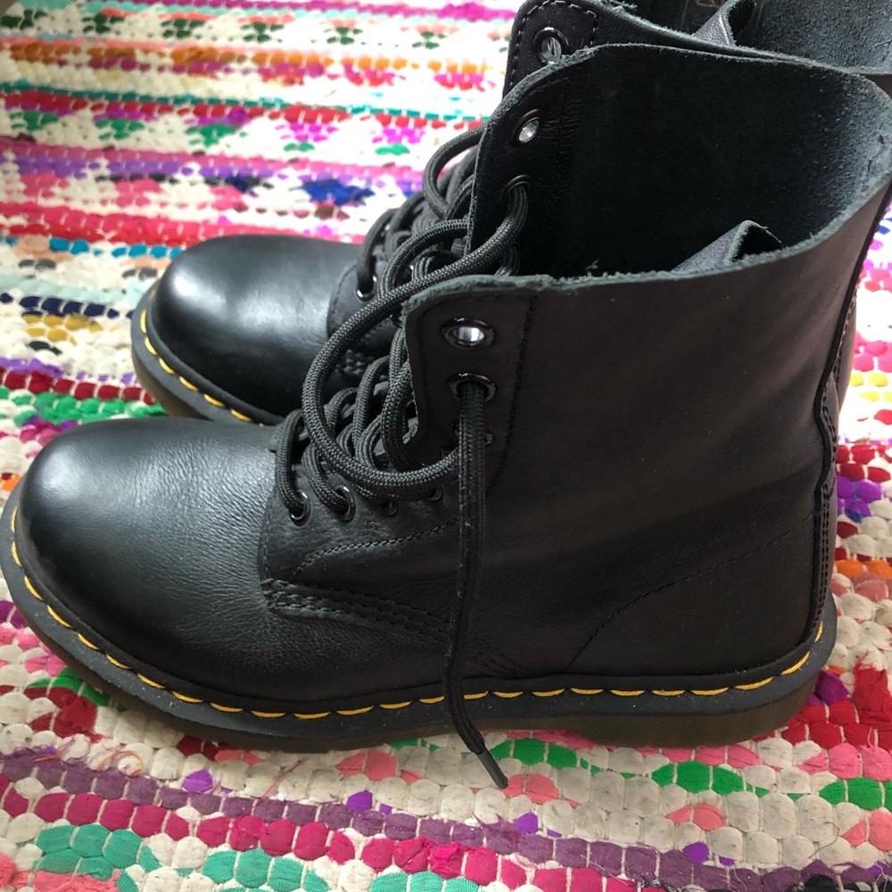 Docs sz 7, worn once!